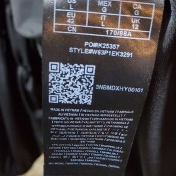 Guess black long sleeve top

Size large‎ - Picture 6 of 6